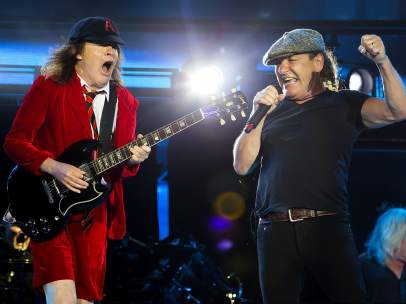 Angus Young (izq) y Brian Johnson (dcha.) de AC/DC durante una actuación