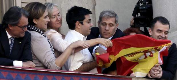 Pelea por la bandera en el Ayuntamiento de Barcelona