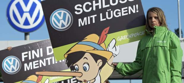 Activistas de Greenpeace protestan a las puertas de la fábrica de Volkswagen, en Wolfsburgo (Alemania), por el escándalo de las emisiones contaminantes. Julian Stratenschulte / EFE