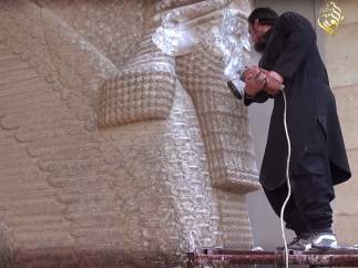Destrucción de un toro alado por parte de Estado Islámico en el Museo de Mosul (Irak)