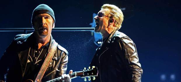 U2 despliega todo su poder ante un público entregado en el Palau Sant Jordi