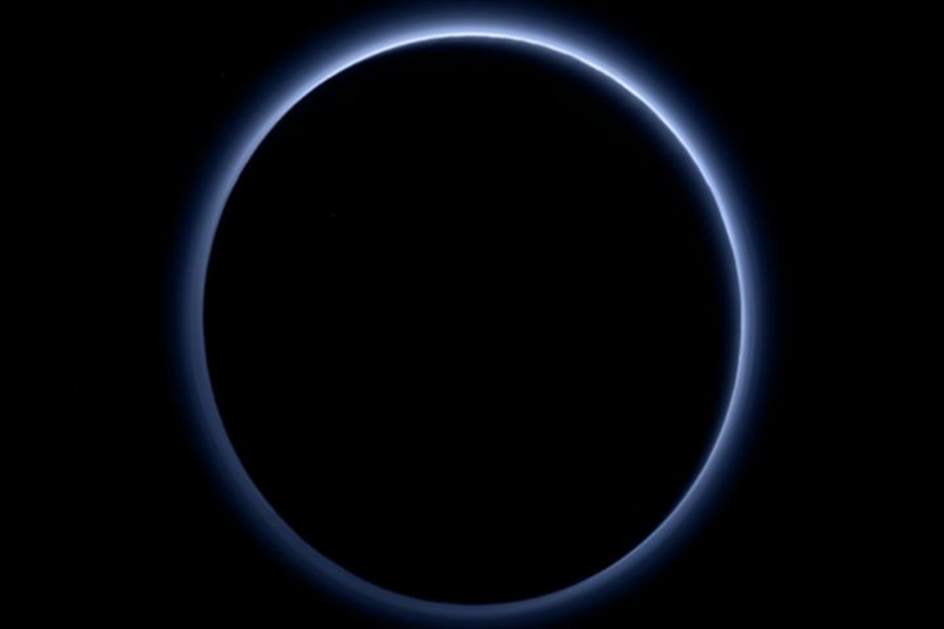 Brumas azules en el cielo de Plutón