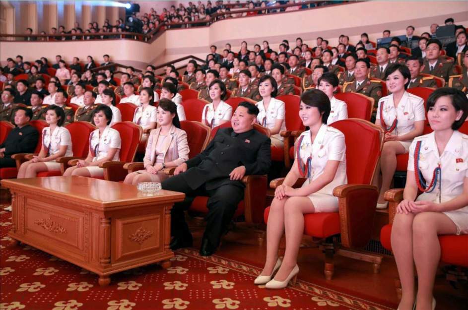Kim Jong-un se rodea de bellezas