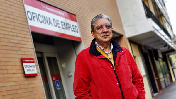 Emilio, parado de 61 años, frente a su oficina de empleo. (JORGE PARÍS)