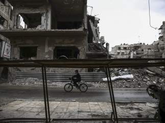 Un niño juega en Douma, un barrio a las afueras de Damasco, capital de Siria.