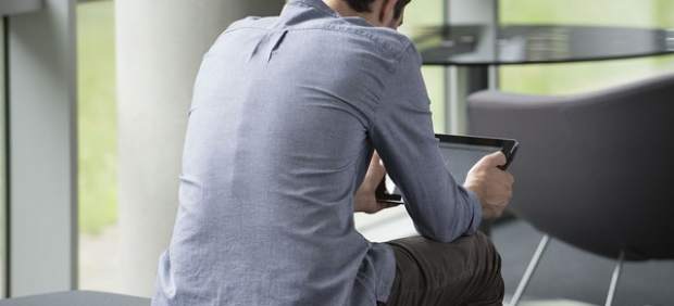 Hombre utilizando su tablet