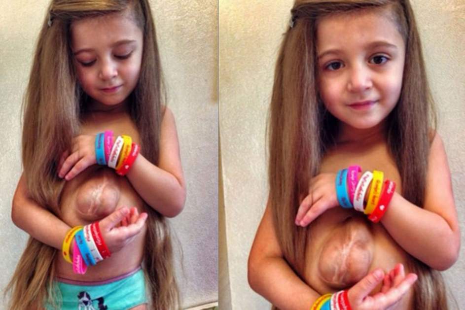 Los pequeños tatuajes de la inscripción en el pecho