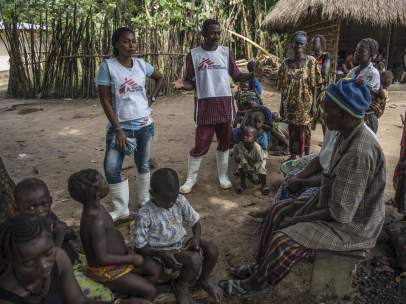 Dos voluntarios hablan a los aldeanos sobre medidas saludables para supervivientes de ébola en el distrito de Tonkilili, en Sierra Leona.
