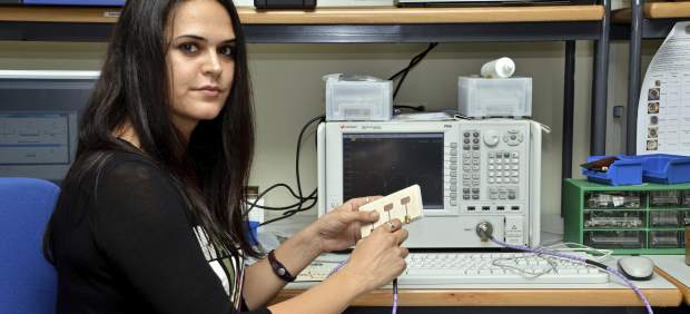 Alexia Moreno, del Instituto de Telecomunicaciones y Aplicaciones Multimedia de la UPV, ha diseñado una nueva antena ultrabanda ancha