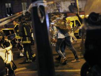 Víctimas abandonan la sala de conciertos Bataclan tras el atentado