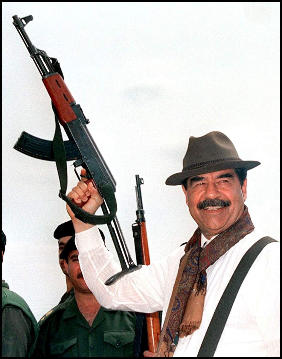Sadam Husein, con un fusil AK-47 en 1998 (GTRES)