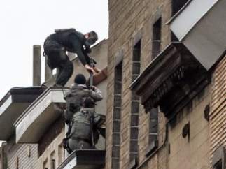 Agentes intervienen en una operación especial el día 16 de noviembre de 2015 en el barrio bruselense de Molenbeek tras los atentados de París.