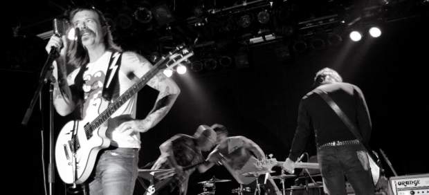 Eagles of Death Metal piden versiones de una canción para las víctimas de París