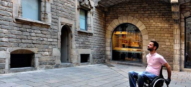 Una persona con movilidad reducida en Barcelona