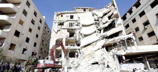 Edificio en ruinas tras un ataque en Damasco. Edificio en ruinas tras un ataque en Damasco.
