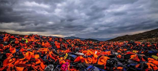 Una montaña de chalecos salvavidas en Lesbos