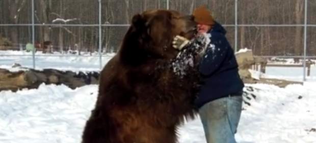 La increíble historia de amistad entre un gigantesco oso y su cuidador que arrasa en Facebook
