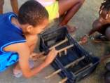 Unos niños jugando con un futbolín artesanal en Cabo Verde en Facebook Unos niños jugando con un futbolín artesanal en Cabo Verde en Facebook