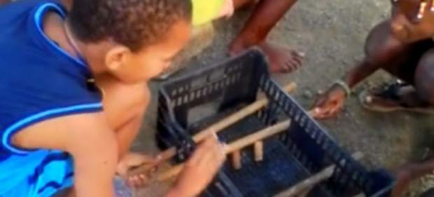 Unos niños jugando con un futbolín artesanal en Cabo Verde en Facebook