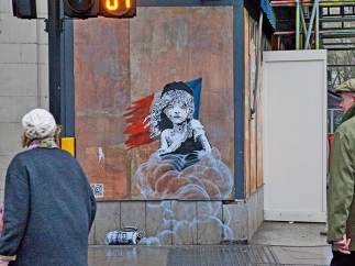 Mural crítico de Banksy frente a la embajada francesa en Londres