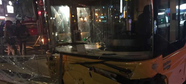 El frontal del autobús siniestrado en Santa Coloma de Gramenet (Barcelona).
