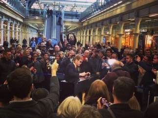Elton John toca el piano en una estación londinense