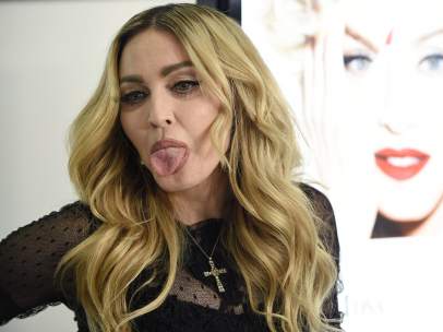 Madonna saca la lengua