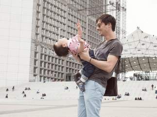 Bebé en brazos de su padre