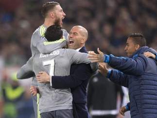 Cristiano abrazado a Zidane