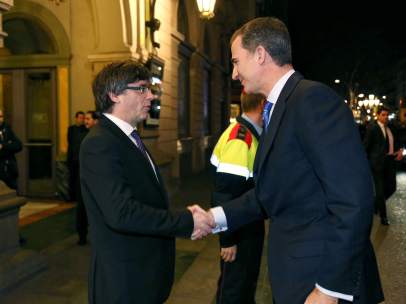 Saludo entre el rey y Carles Puigdemont