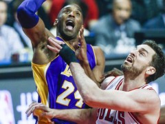 Gasol se lleva el último duelo ante Bryant, despedido con vídeo y abrazos