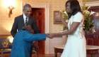Barack y Michelle Obama bailan con una señora de 106 años