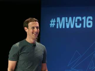 El fundador de Facebook, Mark Zuckerberg, al inicio de la conferencia que ha impartido este lunes en la jornada inaugural del Mobile World Congress 2016 de Barcelona.
