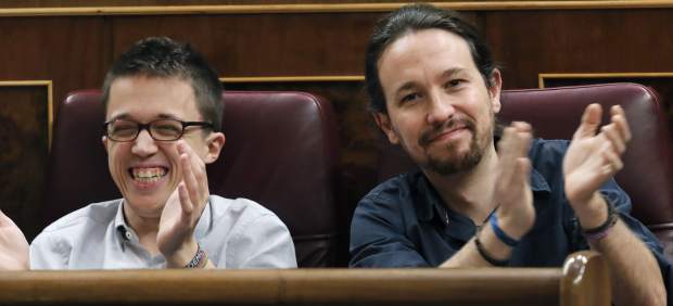 Aplausos con sorna de los diputados de Podemos a Pedro Sánchez cuando elogia a Rivera