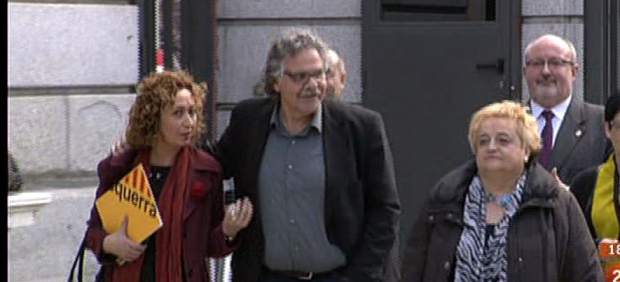 Aplausos, pitos y abucheos a los líderes políticos en la puerta del Congreso de los Diputados