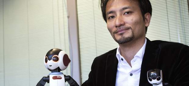El profesor Tomotaka Takahashi con el robot humanoide Robohon