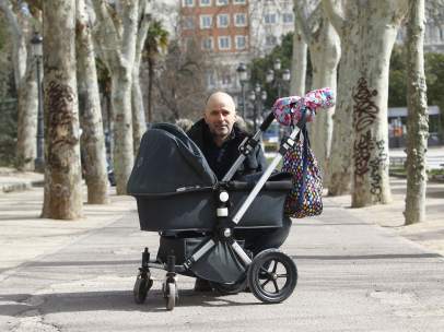 Rubén Errasti, con su pequeña Eider en el carrito,