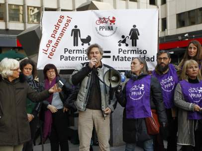 Padres demandan a la seguridad social para pedir permiso de paternidad