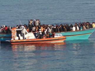 El barco Diciotti de la Guardia Costiera italiana rescata a 246 inmigrantes