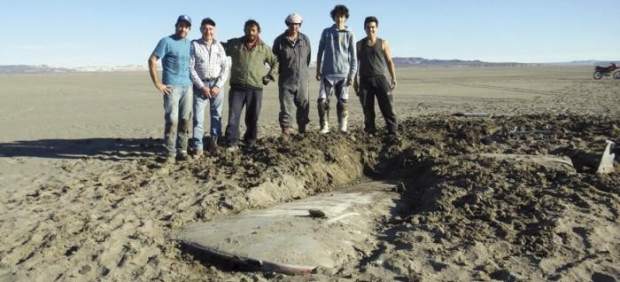 Aparece un avión perdido en 1964 tras secarse un lago argentino 268944-620-282