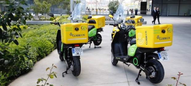 Las nuevas motos eléctricas de Correos permitirán ahorrar 500 euros por cada 10.000 kilómetros.  