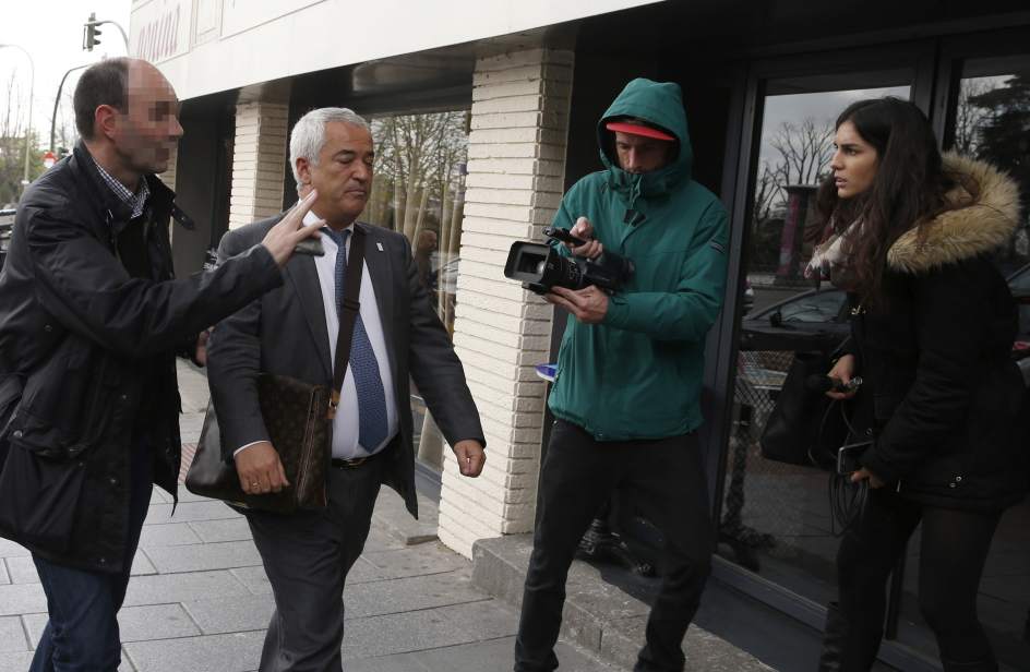 El presidente de Ausbanc, Luis Pineda, a su llegada a la sede de su despacho en la calle Marqués Urquijo de Madrid. (EFE/Ángel Díaz)