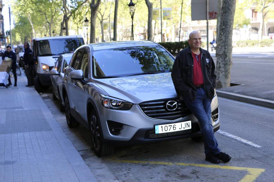 David Simon junto al Mazda CX-5 que utilizó por Barcelona 