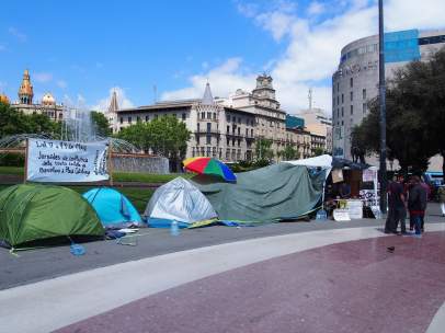 Activistas del grupo 'Nit Dempeus BCN' acampan en Plaza Cataluña.