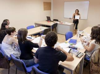 Profesora de idiomas dando clase