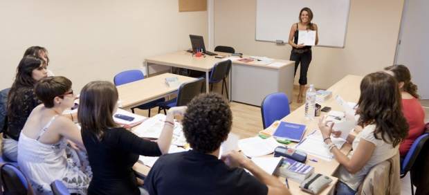 Profesora de idiomas dando clase Profesora de idiomas dando clase