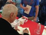 Eduardo Mendoza firma libros este Sant Jordi en Barcelona. Eduardo Mendoza firma libros este Sant Jordi en Barcelona.