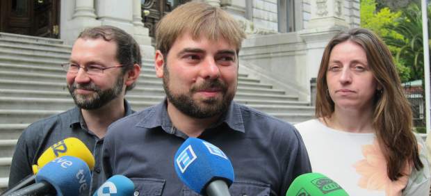 Daniel Ripa, secretario general de Podemos Asturies junto a Emilio León y L. Gil
