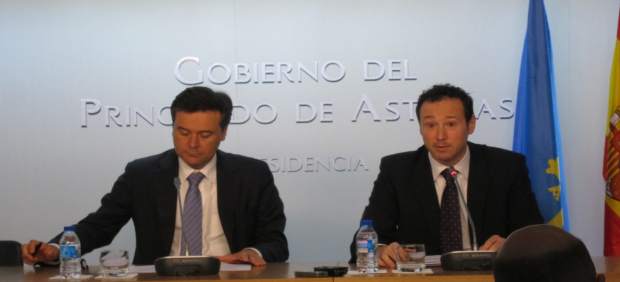 Los consejeros de Empleo y Presidencia, Francisco Blanco y Guillermo Martínez