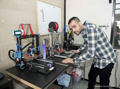 El emprendedor cartagenero aposa con una impresora 3D